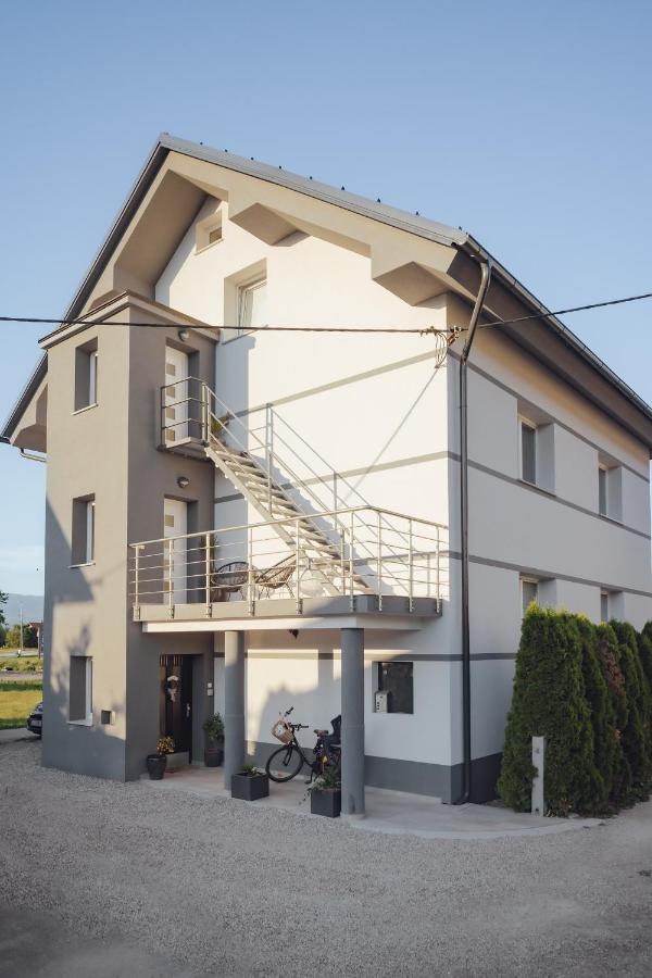 Drive Caffe Apartments Trzin Exterior photo